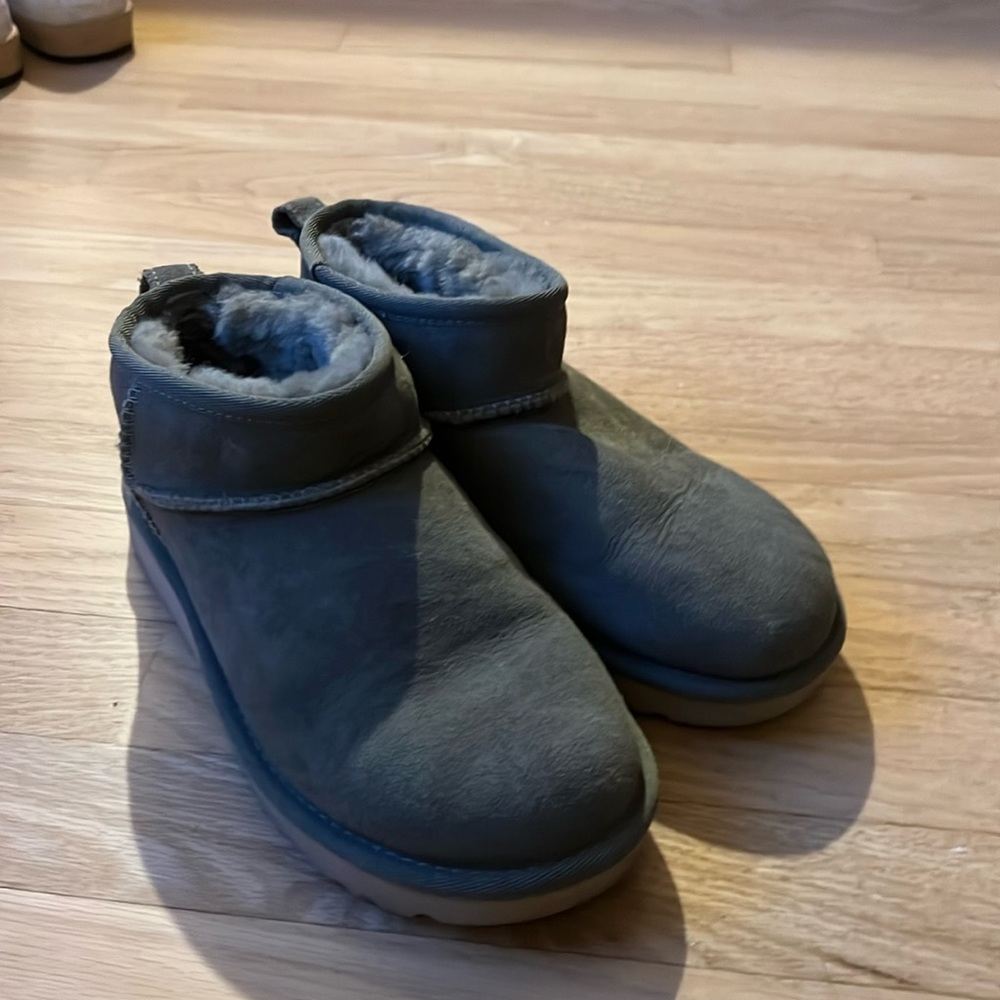Like new green ultra mini uggs
